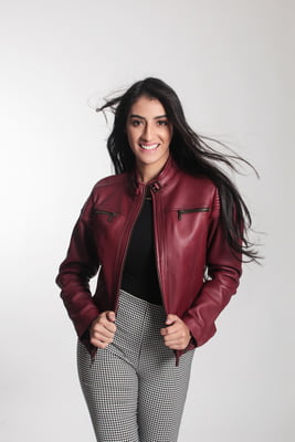 Chamarra roja cuello cinturón