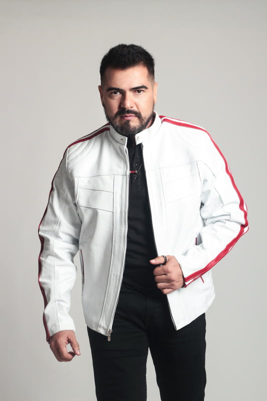 Chamarra blanca franja roja s/cuello