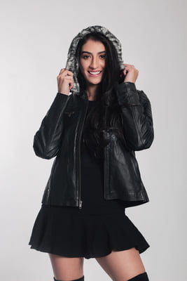 Chamarra negra con gorro Dama