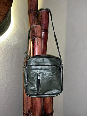 Mariconera piel verde olivo