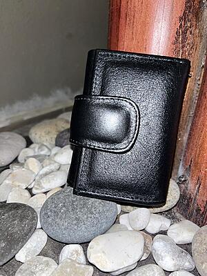 Cartera de dama negra piel